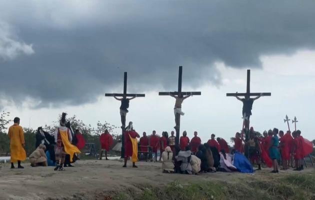 Representación de la crucifixión de Jesucristo en la ciudad de San Fernando. Foto: EFE