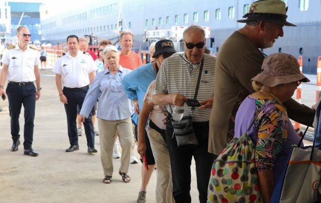 Pasajeros del Crucero Oosterdam que llegó al Puerto de Amador. Foto: Cortesía Migración