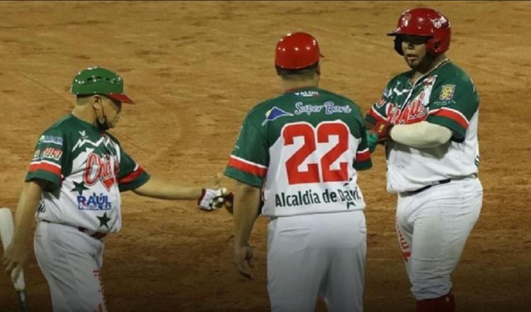 Erasmo Caballero (der.) pegó un cuadrangular por Chiriquí. Foto: Fedebeis