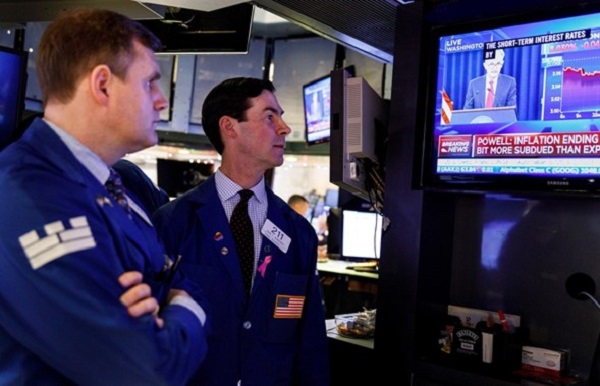 Vista de una pantalla en la que se ve un anuncio sobre los tipos de interés del presidente de la Fed, Jerome Powell, en la Bolsa de Nueva York. Foto: EFE