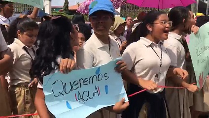  Administrativos y estudiantes salieron a protestar en la parte frontal del Hogar San José de Malambo. Foto: Eric A. Montenegro