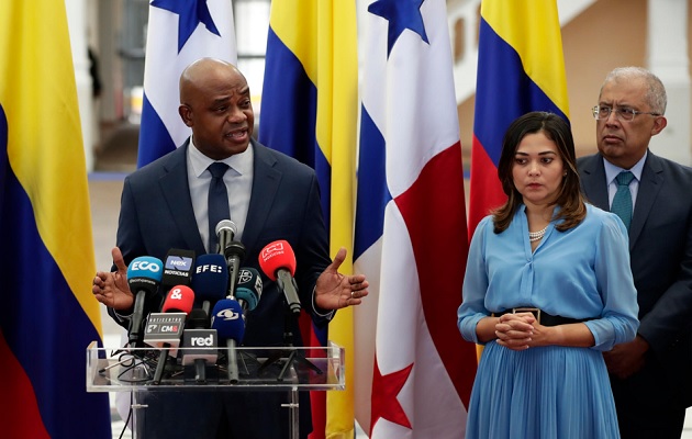 El canciller de Colombia, Luis Gilberto Murillo, habla tras reunirse con su homóloga de Panamá, Janaina Tewaney. Foto: EFE/ Bienvenido Velasco