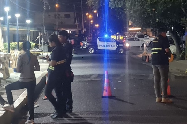 La víctima quedó tendida en el pavimento, mientras sus familiares gritaban consternados por lo ocurrido y los asistentes corrían para protegerse de las balas. Foto. Thays Domínguez 