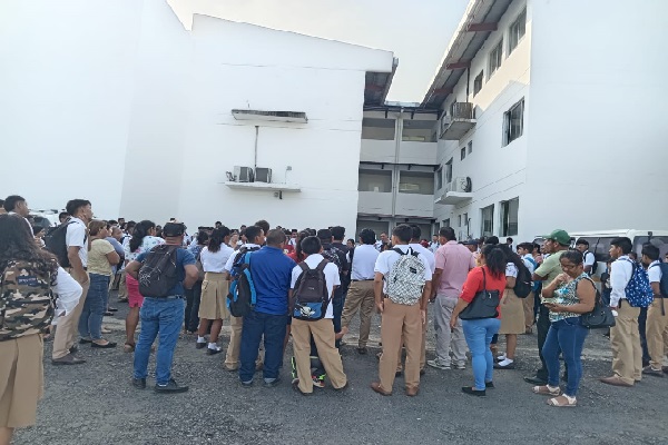 Los padres de familia recordaron que hubo una promesa de entrega de la obra en octubre del año pasado, pero no se cumplió.. Foto. Cortesía