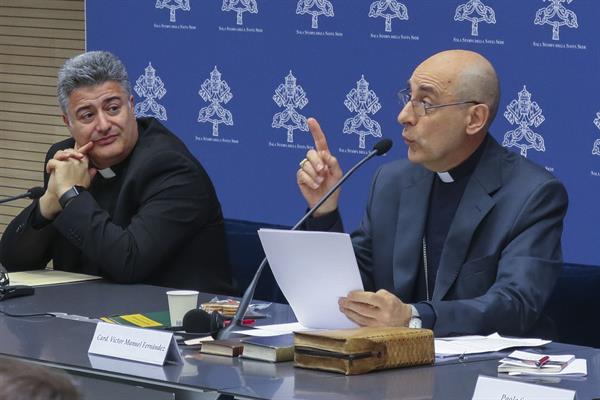 El nuevo prefecto, el cardenal argentino Víctor Manuel Fernández (derecha), junto al subsecretario adjunto de Doctrina de la Fe, el sacerdote Armando Matteo (iz