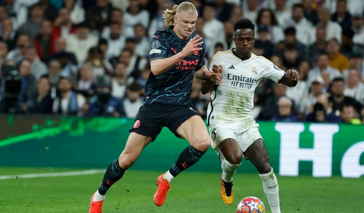 El brasileño del Real Madrid, Vinicius Junior (d), disputa el balón ante el delantero noruego del Manchester City, Erling Haaland. Foto:EFE