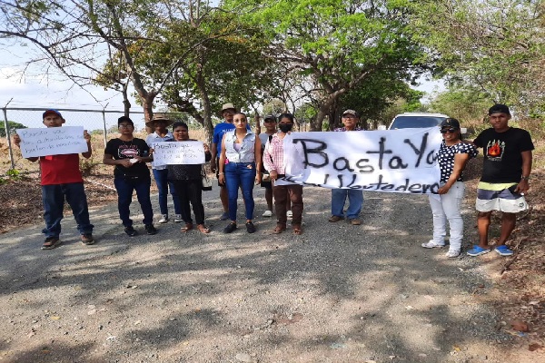 Los manifestantes cerraron la entrada del vertedero como medida de presión. Foto Cortesía