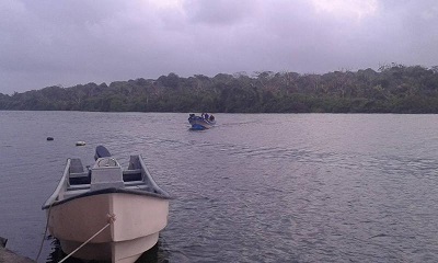 En varias comunidades costeras se transportan personas por mar; de allí la advertencia. Foto; Diomedes Sánchez