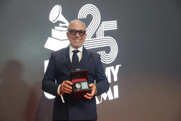 El artista, productor y empresario cubano estadounidense Emilio Estefan, en Miami, Florida (EE.UU.). Foto: EFE / Mireya Acierto / Academia Latina de la Grabación