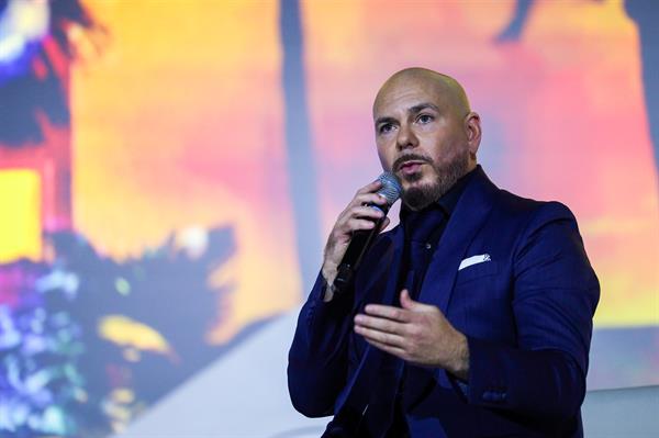 c Pitbull habla durante la charla titulada 'De 305 a global con Armando Christian Pérez alias Pitbull'. Foto: EFE