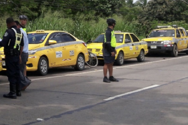 Los usuarios que asisten a la Feria de Azuero se quejan por la medida de los transportes y aseguran que son perjudicados a la hora de salir del evento ya que tienen que esperar mucho por un transporte. Foto. Thays Domínguez