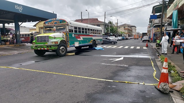 El cuerpo del atropellado quedó debajo de las ruedas del colectivo.Foto: Diomedes Sánchez.