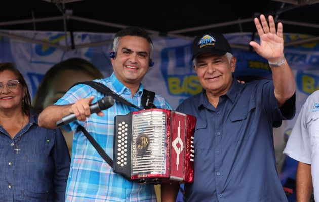 El acordeonista Jhonathan Chávez acompañó a José Raúl Mulino en La Chorrera. Foto: Cortesía