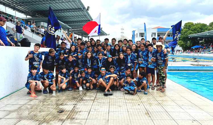 La Salle celebra el título en natación. Foto: Cortesía