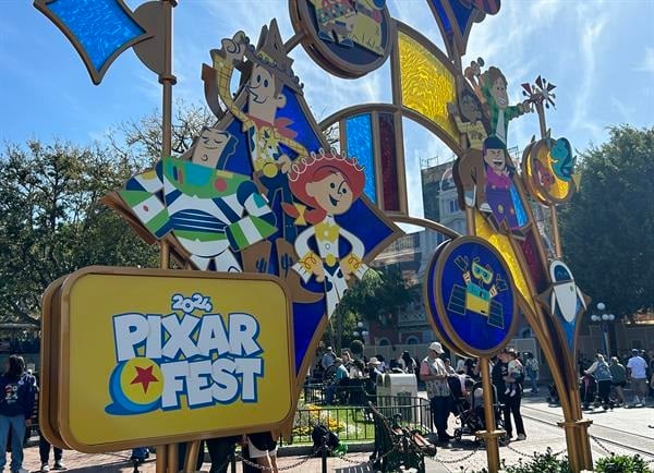 Placa que anuncia el Pixar Fest 2024, el 24 de abril de 2024. Foto: EFE