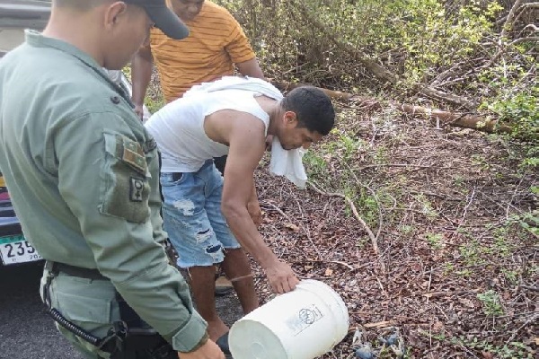 En la entrada del Laboratorio Marino Punta Galeta, se logró evitar que personas ajenas al sector extrajeran cangrejos azules. Foto. Policía Nacional