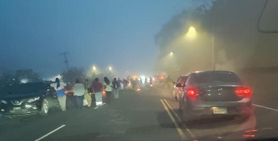 El cierre ha provocado un tranque vehicular lo que ha generado que muchos conductores queden atrapados. Foto: Diomedes Sánchez