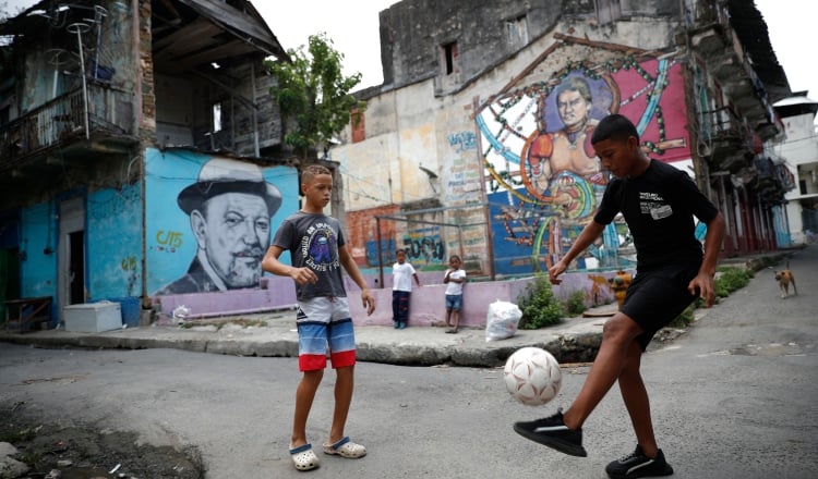 Jóvenes juegan fútbol en El Chorrillo, esperando que lleguen más infraestructura. Foto: EFE