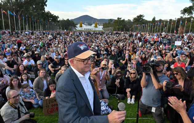 El primer ministro australiano, Anthony Albanese, interviene durante una manifestación contra la violencia de género celebrada el pasado domingo en Camberra (Australia). Foto: EFE