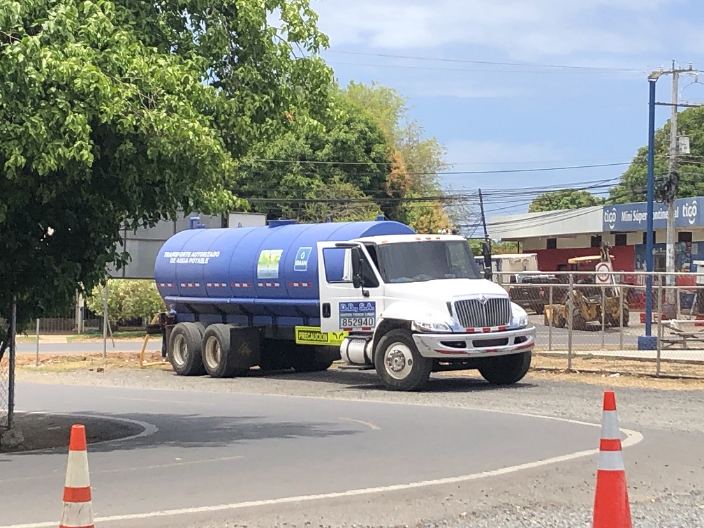 Han tenido que recurrir a comprar agua embotellada, colocar filtros o bien esperar la llegada de los camiones cisterna.Foto: Thays Domínguez