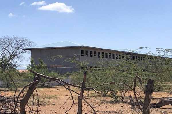 El lugar donde hubo alguna vez unas letrinas, ha ido cediendo, al punto de que los huecos han quedado abiertos, lo que ya causó percance a una estudiante, que p