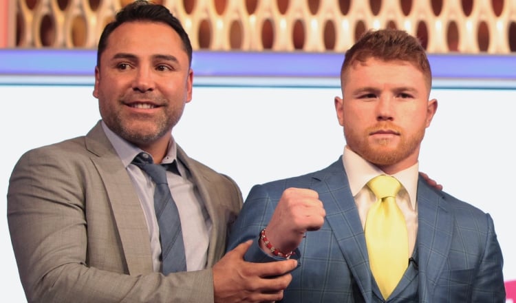 El promotor  Óscar de la Hoya (izq.) y Saúl 'El Canelo' Álvarez. Foto:EFE