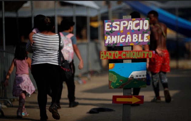 Mujeres dejan atrás sus hogares teniendo que atravesar un "infierno" como la selva del Darién. Foto: EFE/ Bienvenido Velasco