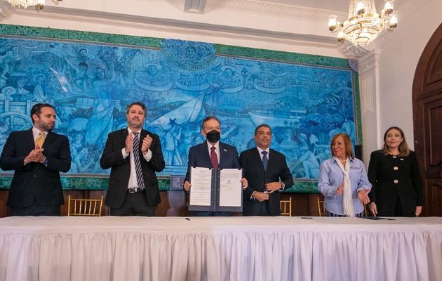  Laurentino Cortizo firmó el Decreto Ejecutivo 27 que reglamenta la nueva Ley de Medicamentos. Foto: Cortesía