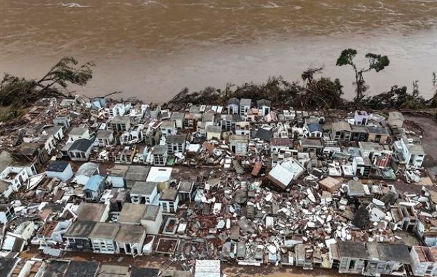 Cementerio destruido tras las inundaciones en la ciudad de Muçum. Foto: EFE