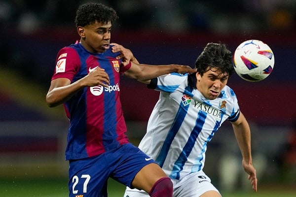  El delantero del FC Barcelona, Lamine Yamal (izq.), disputa el balón ante el defensa de la Real Sociedad, Jon Aramburu. Foto:EFE