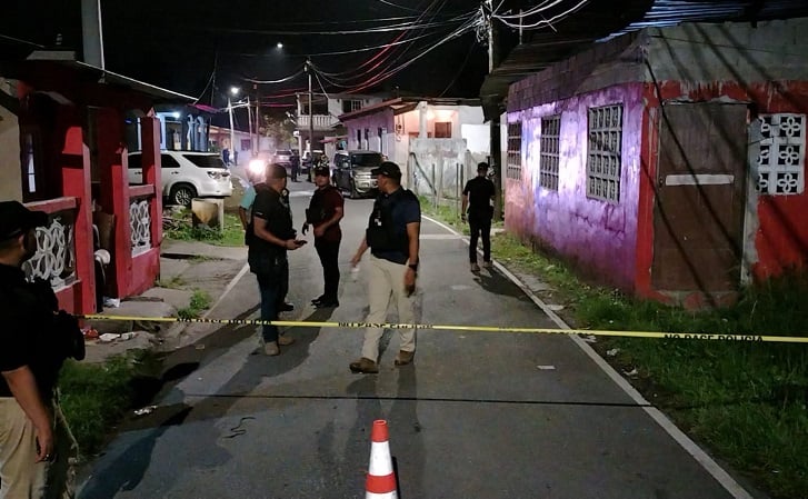  Agentes de la Policía Nacional, acordonaron el área de la balacera y realizaban las investigaciones  preliminares. Foto. Diomedes Sánchez.