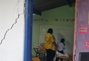 Esta escuela alberga a 121 estudiantes, algunos de los cuales deben recibir clases en condiciones no apropiadas. Foto: Thays Domínguez