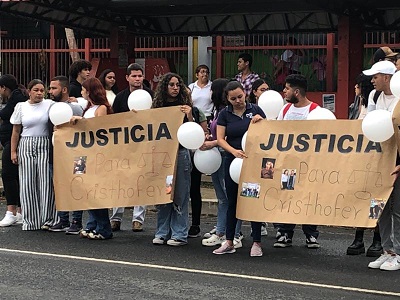 Con una cadena humana y portando pancartas, sus compañeros universitarios exigieron justicia. Foto: Thays Domínguez  