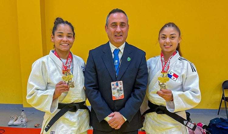 Kristine Jiménez (izq.) el entrenador Roberto Naveira y Lilian Cordones. Foto: COP