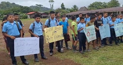 Padres de familias y los estudiantes que tomaron la iniciativa de suspensión de las clases para que se mejore el sistema de acueducto. Foto: Melquiades Vásquez