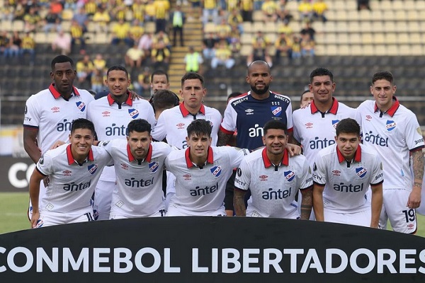 Luis 'Manotas' Mejía (azul) con el Nacional de Uruguay en Copa Libertadores. Foto: Instagram 