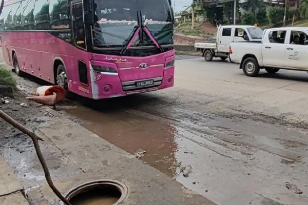 El drenaje cerca de la parada del Xtra no funciona adecuadamente. Foto. Eric Montenegro