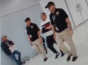 Un video en redes sociales muestra la detención del alcalde Lee. Foto: Imagen de video.