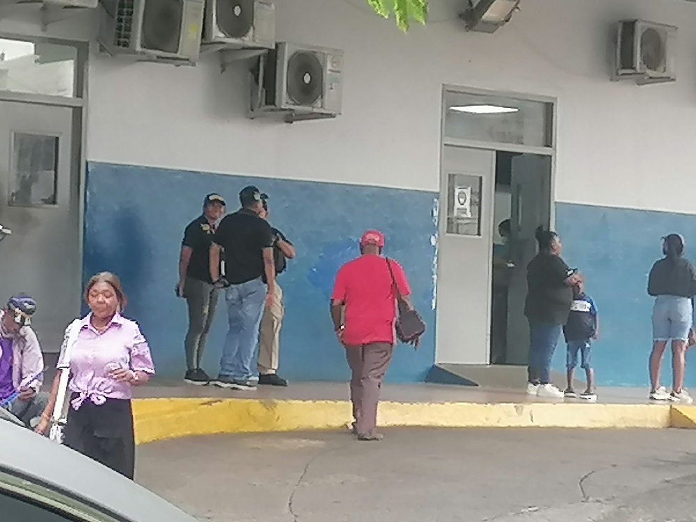 El alumno fue auxiliado y trasladado hacia el cuarto de urgencias del Complejo hospitalario Dr Manuel Amador Guerrero. Foto: Diomedes Sánchez  