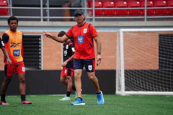 Leonardo Pipino, técnico de la Sub-17. Foto: Fepafut