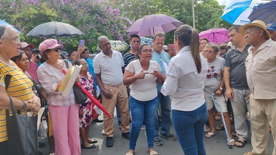 Apostados frente a la oficina de la firma Aseo Capital, S.A los manifestantes advertían no haber sido consultados. Foto: Eric Montenegro