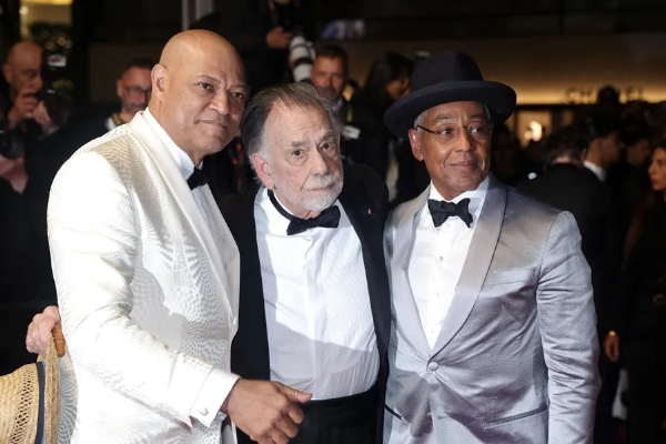 Laurence Fishburne, Francis Ford Coppola y Giancarlo Esposito tras el estreno de 'Megalopolis' durante el 77º Festival de Cine de Cannes. Foto: EFE / EPA / Guillaume Horcajuelo