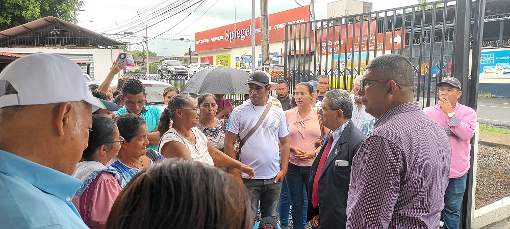 Guerra, acudió a la Fiscalía Electoral en Santiago, como candidato a representante, acompañado de su abogado  Boris Barrios. Foto: Melquiades Vásquez.