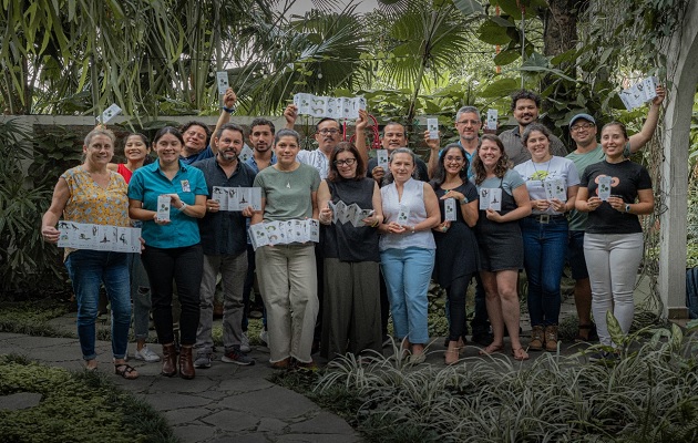 En la reunión se presentó formalmente la primera guía de bolsillo de los primates no humanos de Panamá. Foto: Cortesía