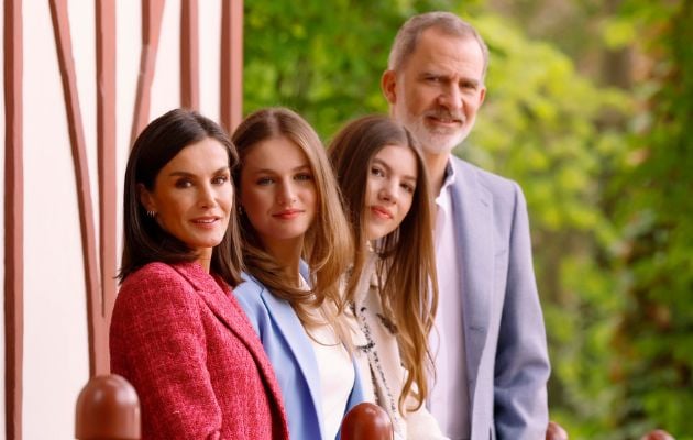 Los reyes de España conmemoran su 20 aniversario de boda con álbum de fotos con sus hijas. Foto: EFE