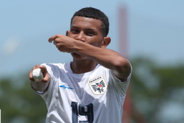 Mikel Prado festeja uno de los goles de Panamá. Foto: Fepafut