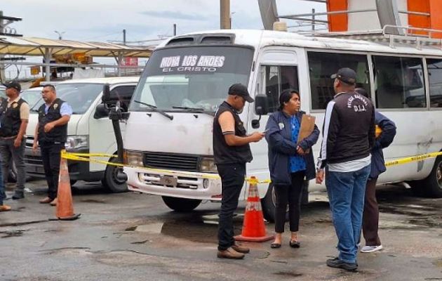 Una una chiva tipo coaster recibió varios disparos. Foto: Landro Ortiz