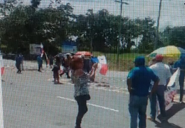 En el cierre de la vía participaron padres de familias, estudiantes del IPT de Manaca y otras organizaciones.Foto: Imagen de video.