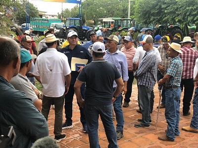 Los productores dejarán indefinidamente sus equipos agrícolas frente al palacio de la Gobernación de Los Santos. Foto: Thays Domínguez 