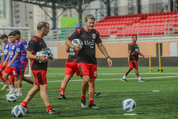 Thomas Christiansen, técnico de Panamá (der.). Foto: Fepafut